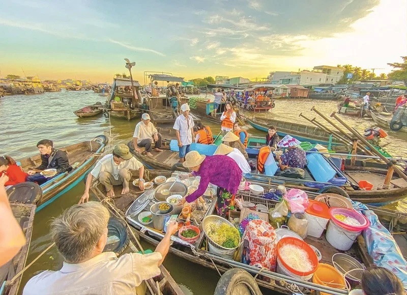 Du khách trải nghiệm chợ nổi Cái Răng miền Tây