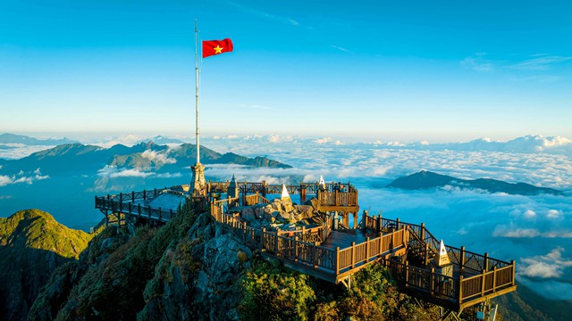 Sa Pa cuối tháng 4 mây trôi lững lờ trên ruộng bậc thang mùa nước đổ