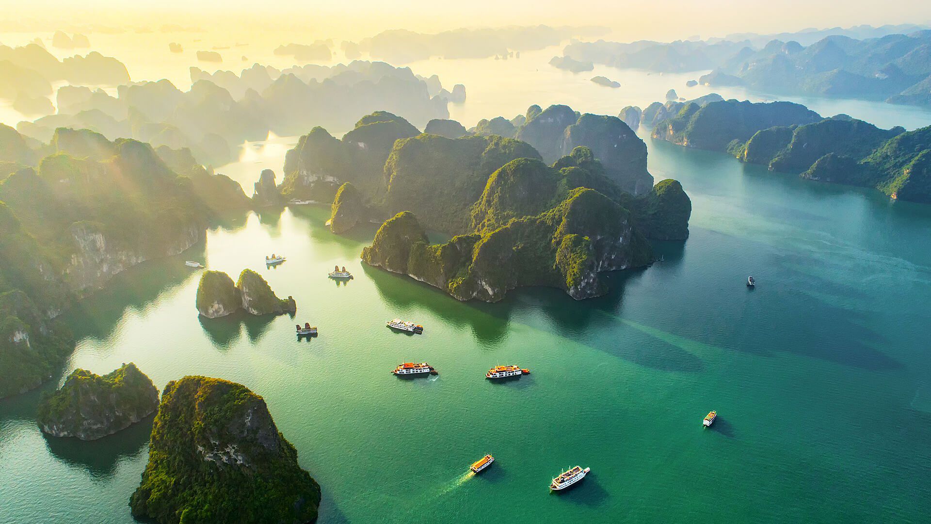 Du thuyền trên Vịnh Hạ Long giữa mùa biển đẹp nhất trong năm