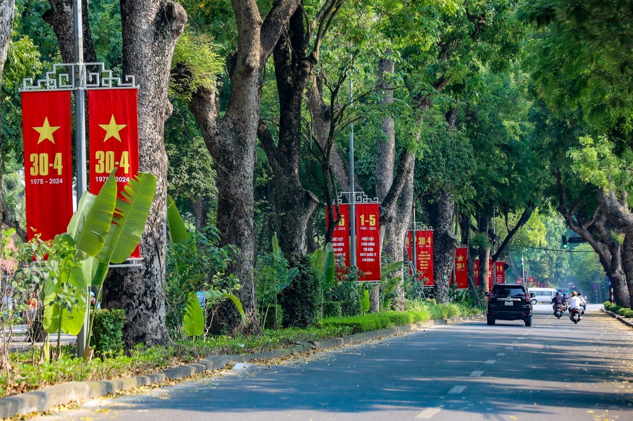Hà Nội dịp lễ 30/4 rực rỡ cờ hoa bên hồ Hoàn Kiếm