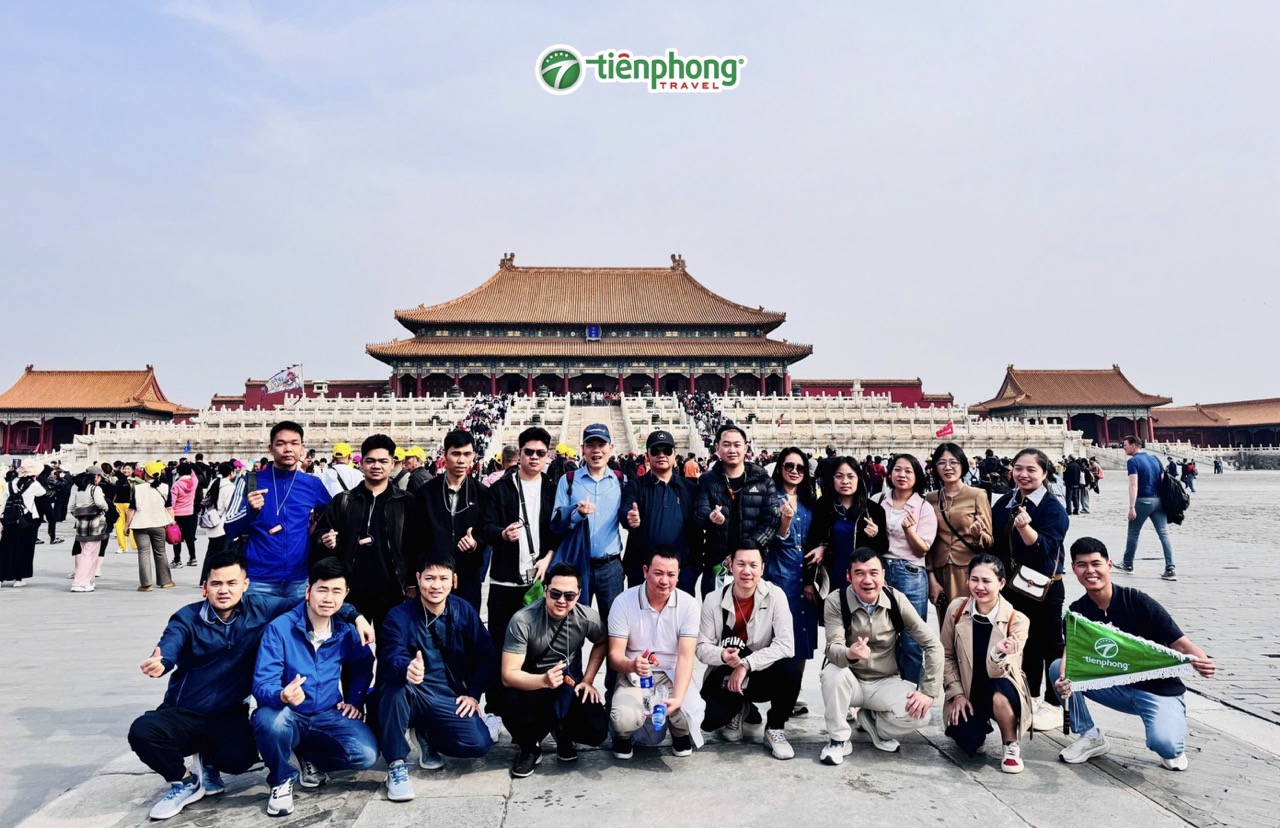 Đoàn khách Tiên Phong Travel check in Tử Cấm Thành