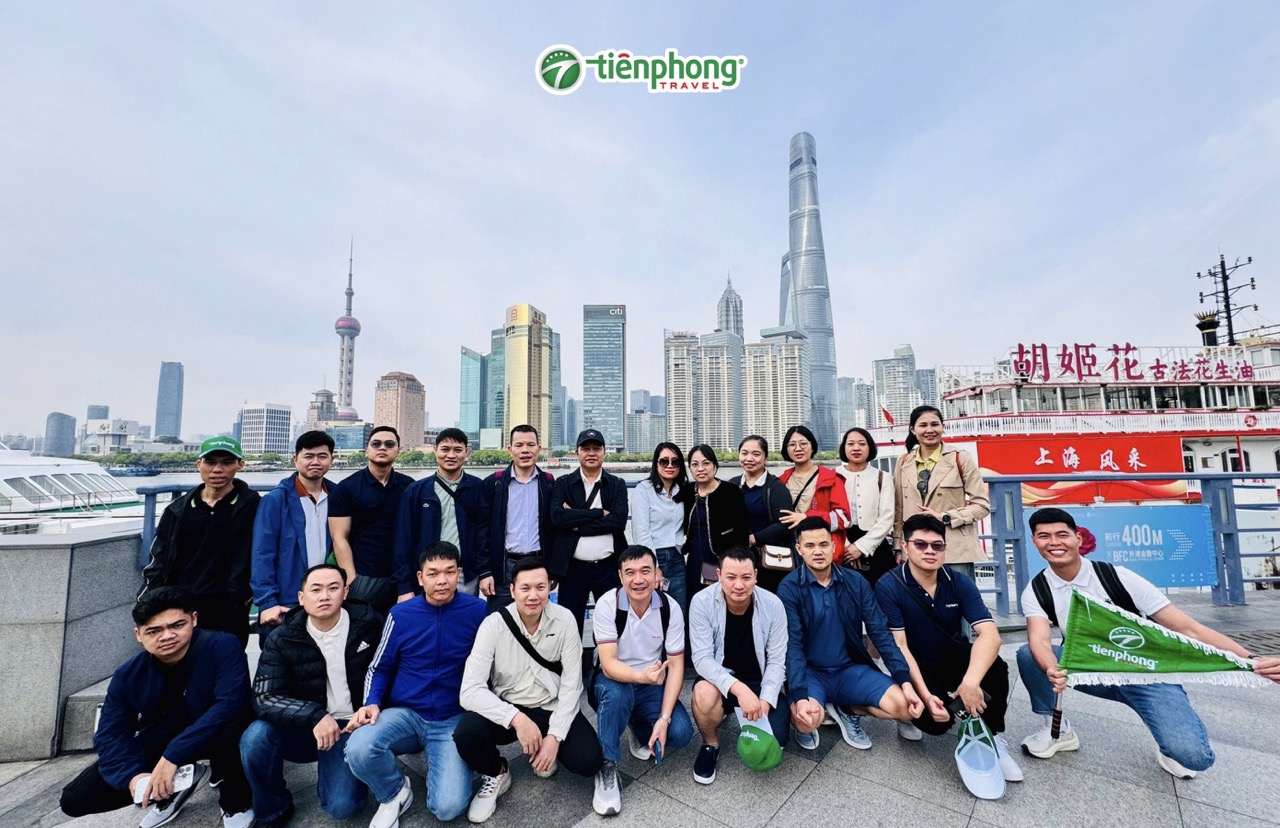 Đoàn khách Tiên Phong Travel check in Bến Thượng Hải