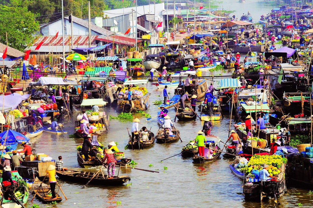 Chợ nổi Cái Răng nhộn nhịp lúc bình minh