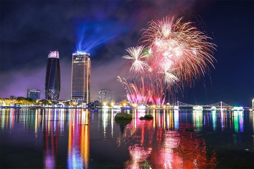 Không khí lễ hội Tết Bính Ngọ 2026 bên sông Hàn tại Đà Nẵng