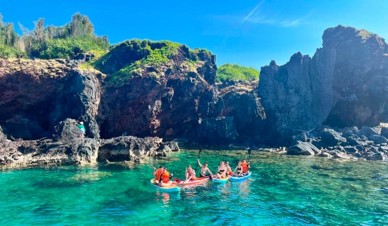 Du khách chèo SUP tại Hòn Tranh đảo Phú Quý