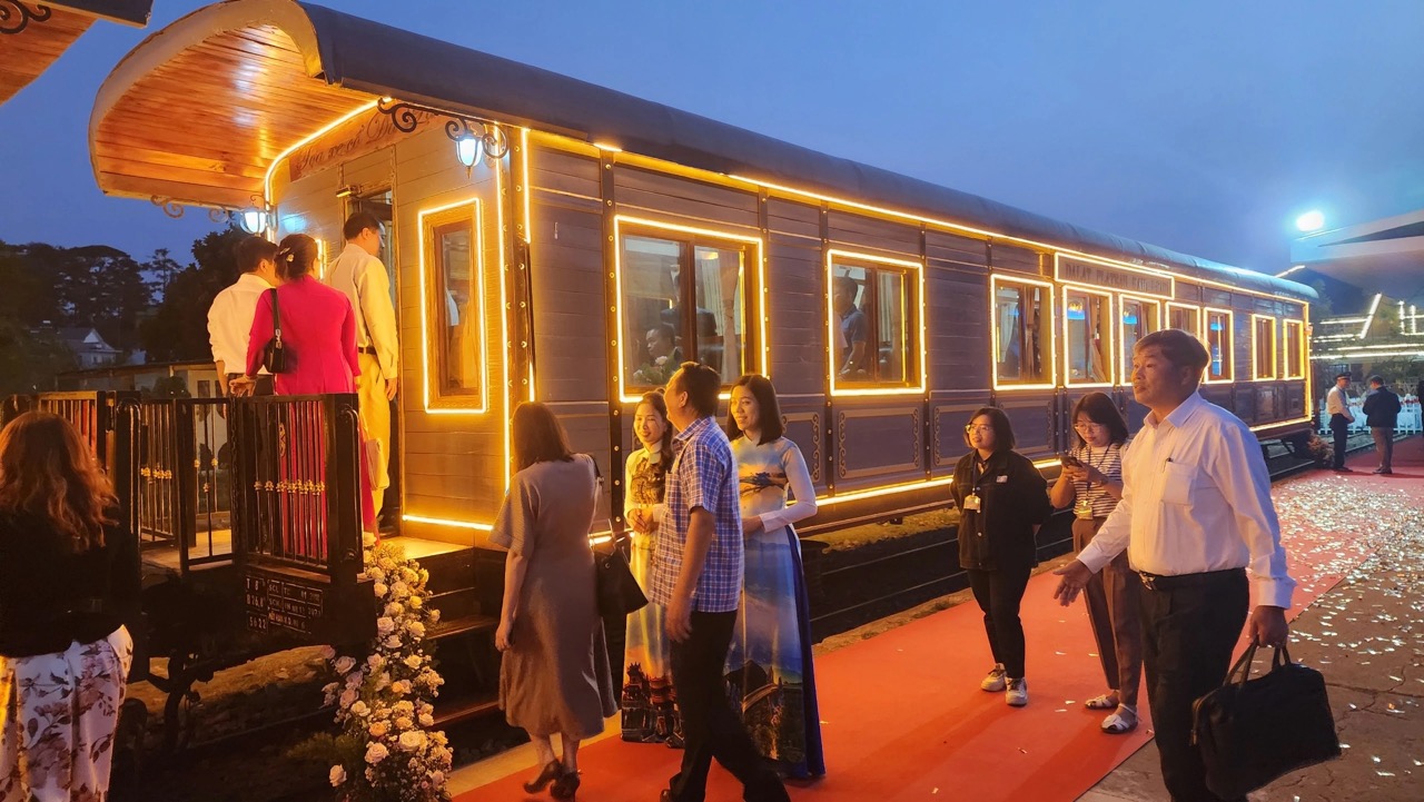 Tuyến đường sắt cổ Đà Lạt trong hành trình trải nghiệm về đêm