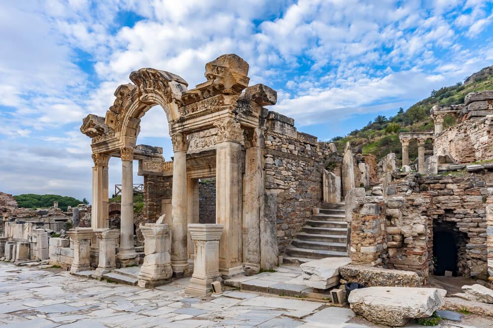 Đền thờ Hadrian tráng lệ