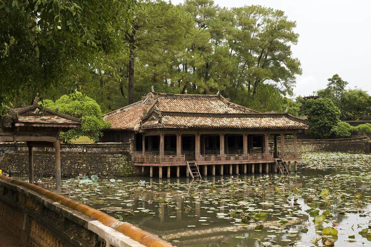 Lăng Tự Đức ẩn mình giữa rừng thông và mặt hồ tĩnh lặng của cố đô