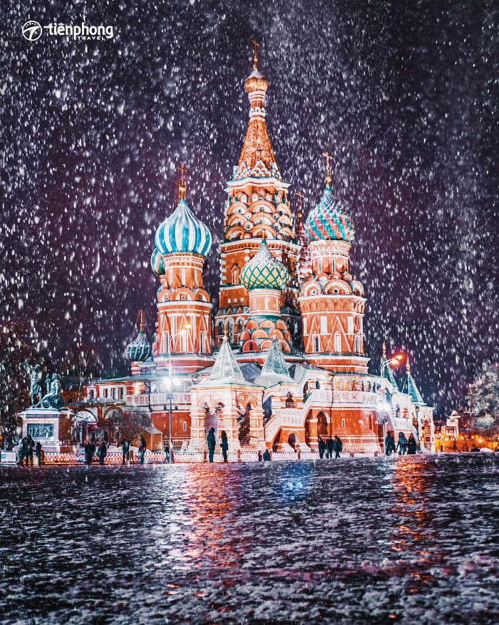Bốn mùa nước Nga từ đêm trắng Saint Petersburg đến tuyết trắng Moscow trong một bức ảnh ghép