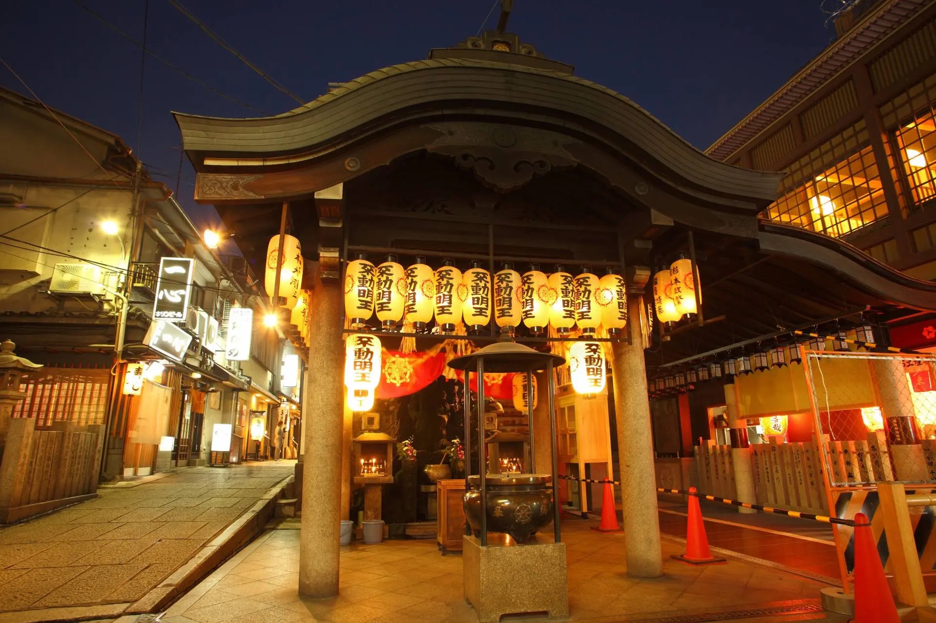 Đèn lồng giấy và tượng phủ rêu trong hẻm cổ Hozenji Yokocho Osaka về đêm
