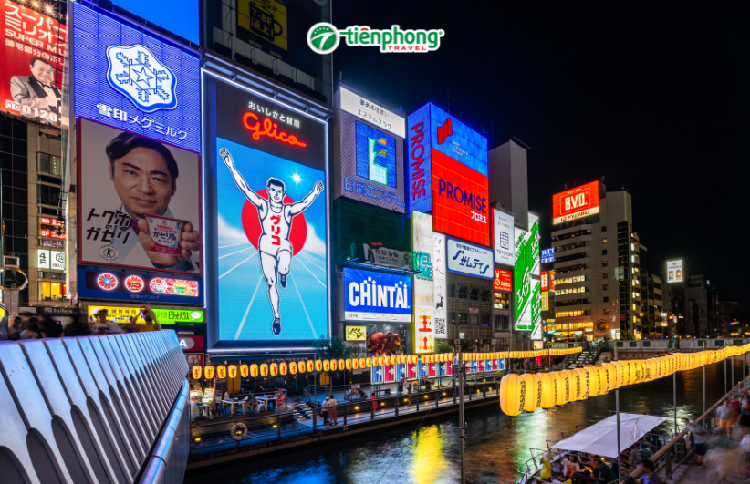 Biển hiệu Glico Running Man rực sáng trên cầu Ebisubashi khu phố Dotonbori Osaka về đêm