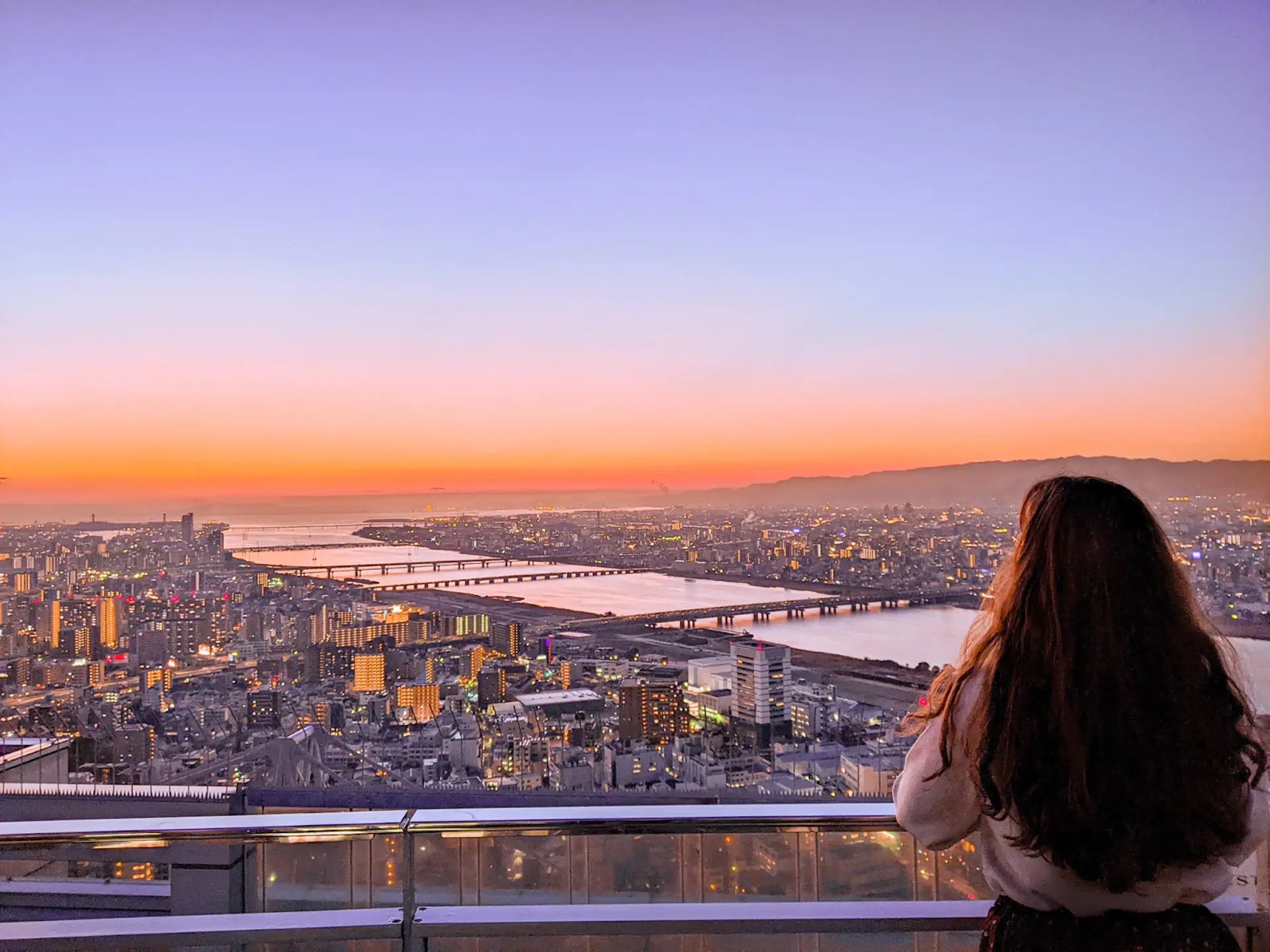 Tòa tháp đôi Umeda Sky Building Osaka với đài quan sát Floating Garden lúc hoàng hôn