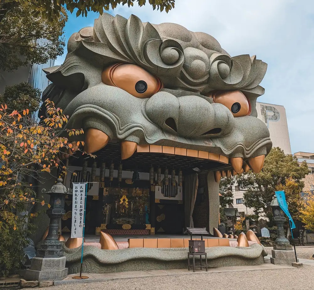 Sân khấu đầu sư tử khổng lồ tại đền Namba Yasaka Osaka
