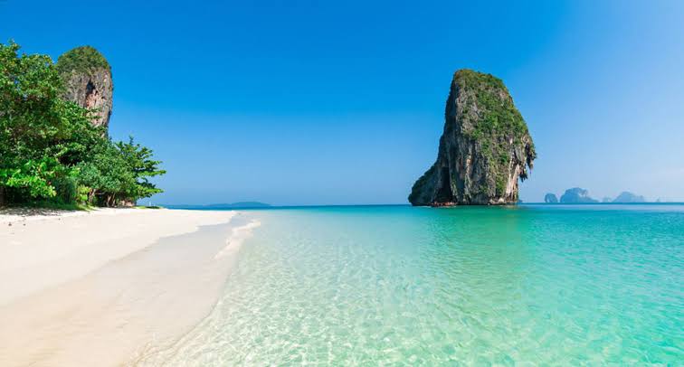 Bãi Kem Phú Quốc với bãi cát trắng và biển xanh trong