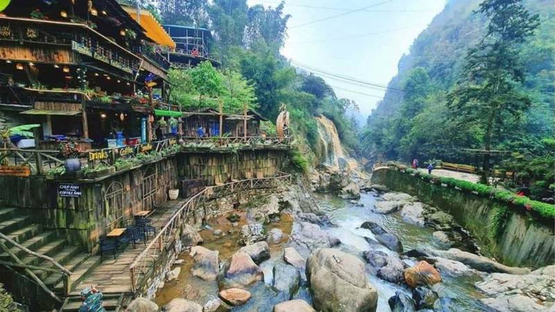 Vẻ đẹp mộc mạc, bình yên của những nếp nhà gỗ và guồng nước tại bản Cát Cát Sapa.