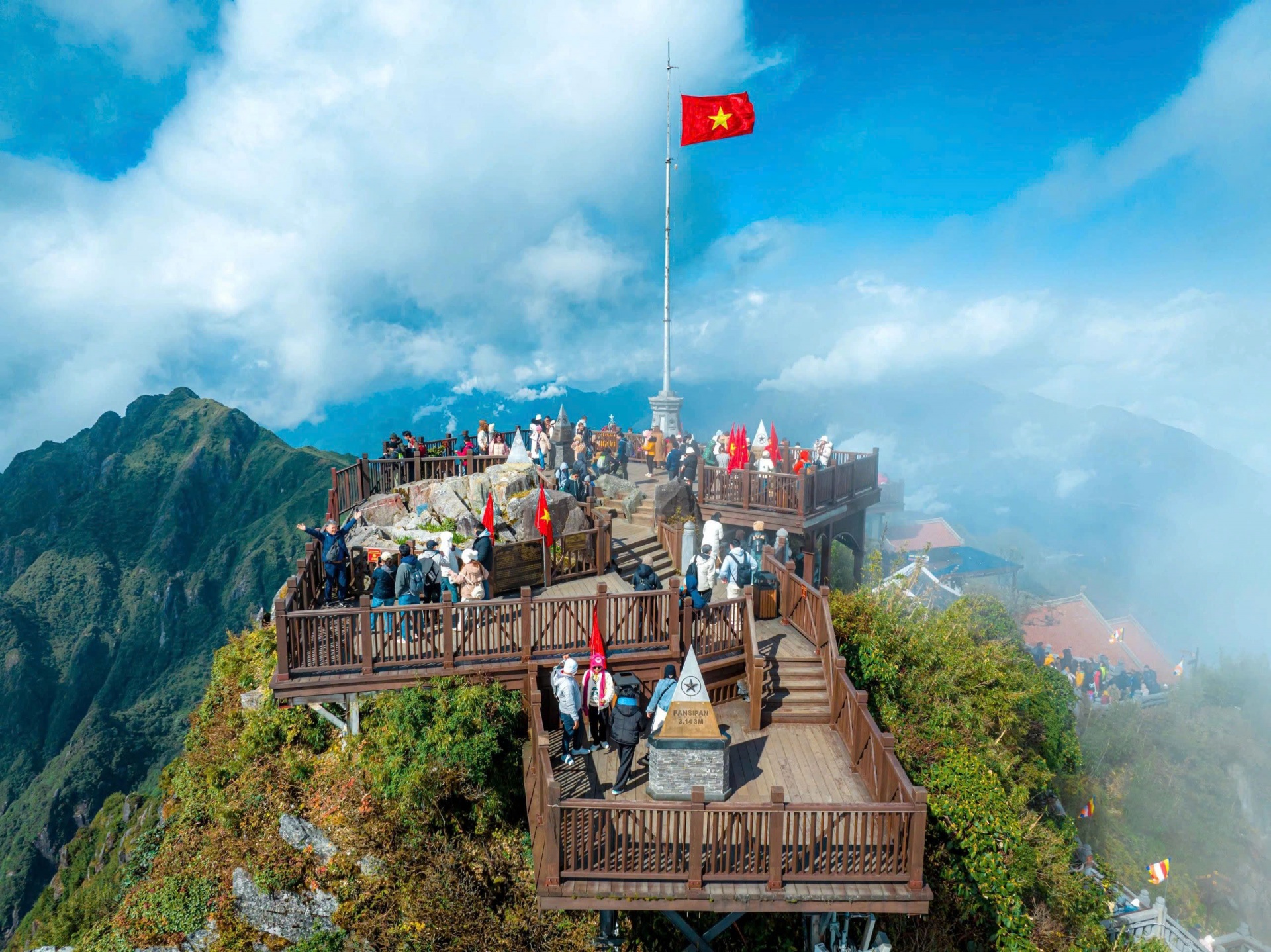 Du khách ngỡ ngàng trước biển mây ngoạn mục khi chinh phục đỉnh Fansipan - Nóc nhà Đông Dương.