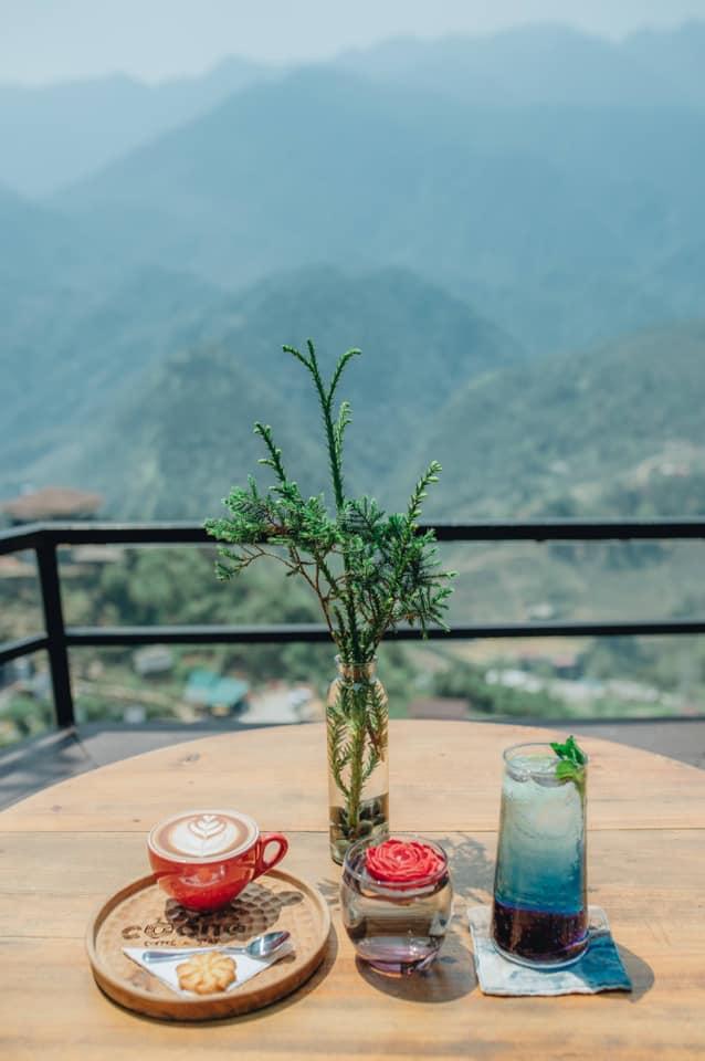 Tận hưởng nhịp sống chậm rãi với ly cafe ấm nóng giữa không gian se lạnh và view núi rừng Sapa tuyệt đẹp.