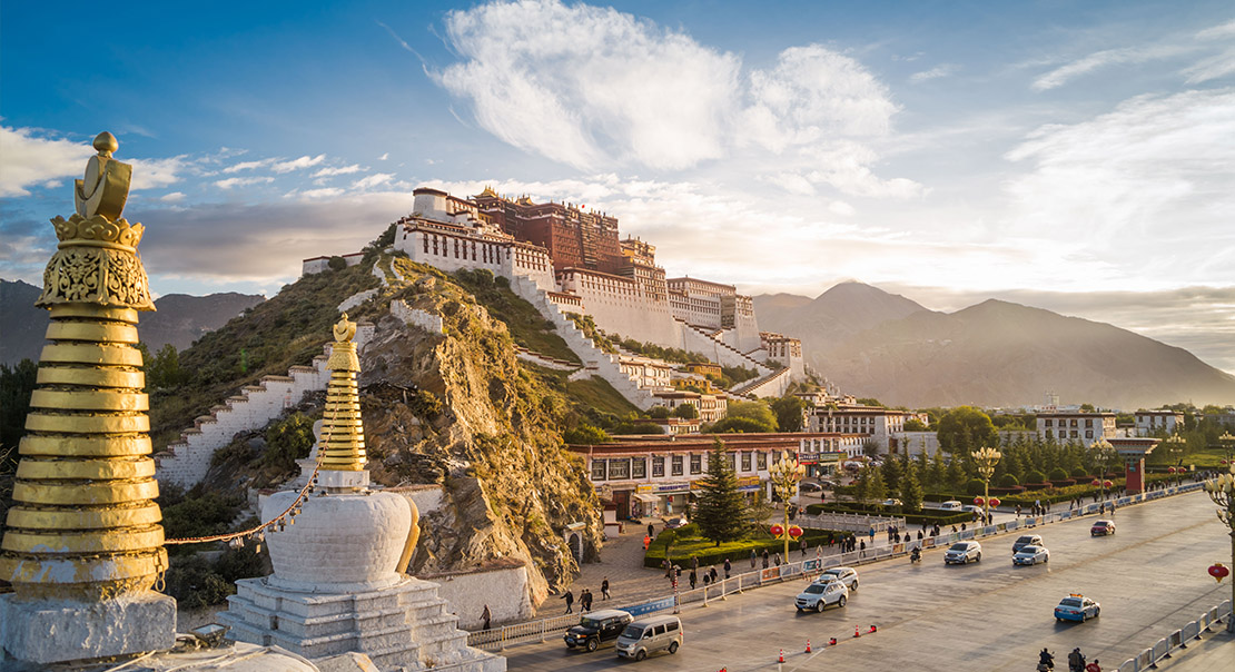 Cung điện Potala tại Lhasa – biểu tượng của Tây Tạng