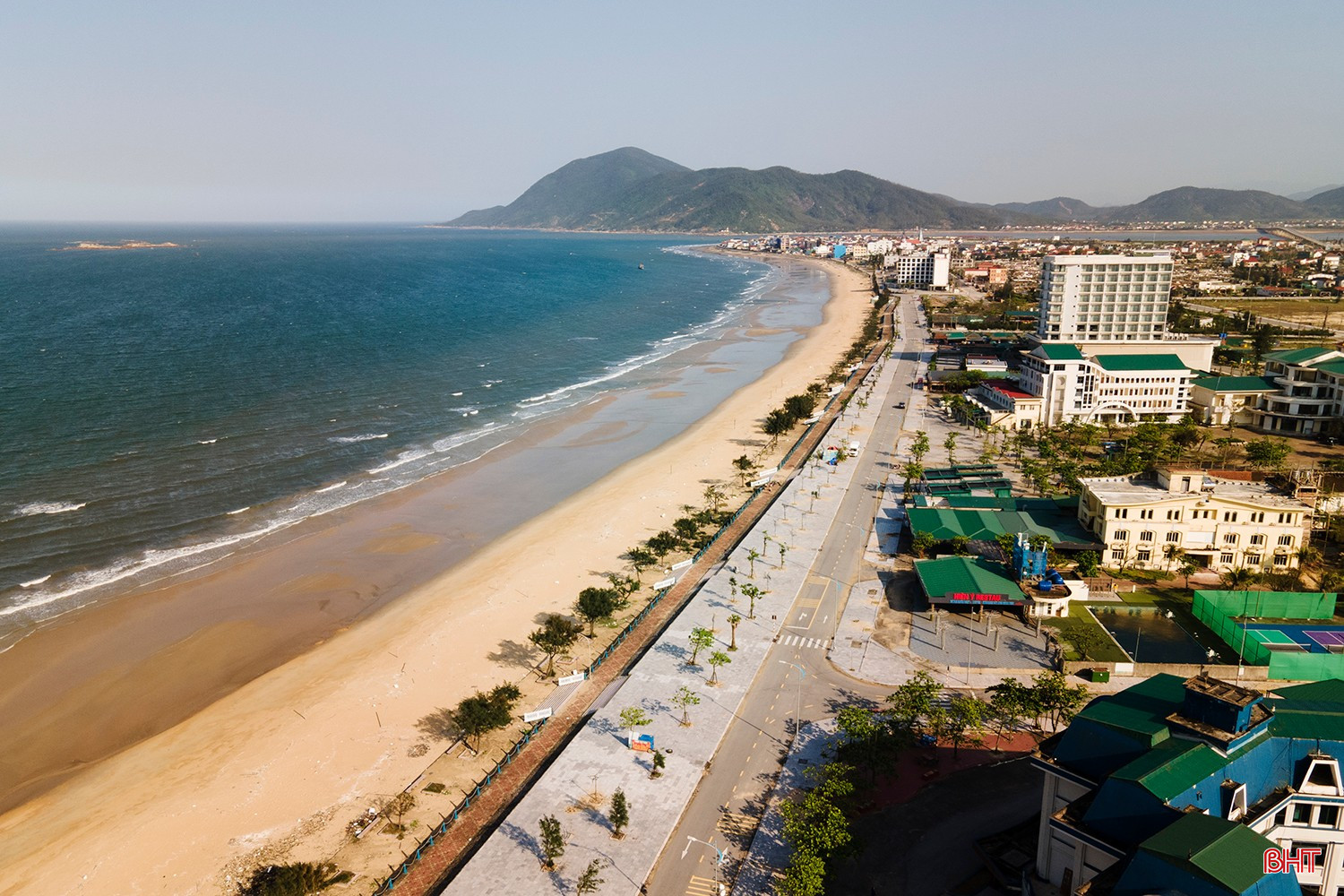 Biển Thiên Cầm trong xanh vào mùa hè