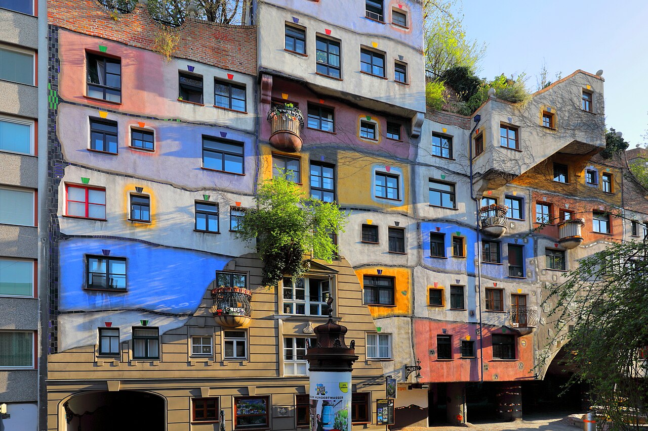 Hundertwasserhaus với kiến trúc đầy màu sắc tại Vienna