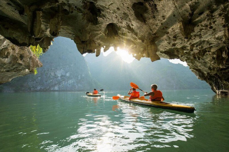 Trải nghiệm chèo kayak khám phá hang động đầy thú vị trên hành trình du thuyền Hạ Long 4 sao.