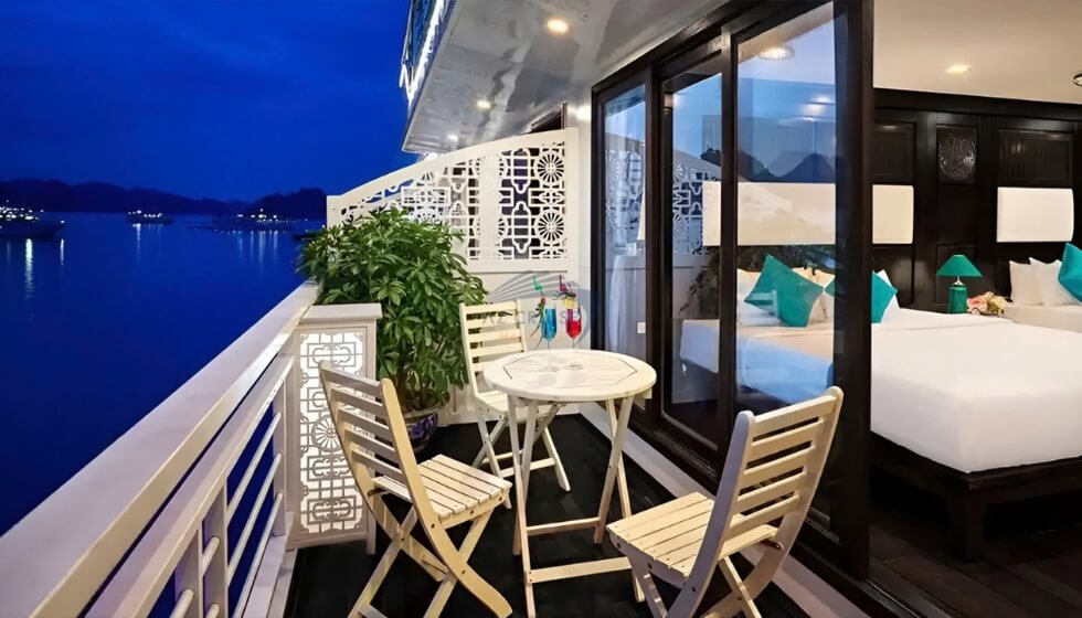 Không gian cabin sang trọng với ban công riêng tư hướng biển trên du thuyền Hạ Long 5 sao đẳng cấp.
