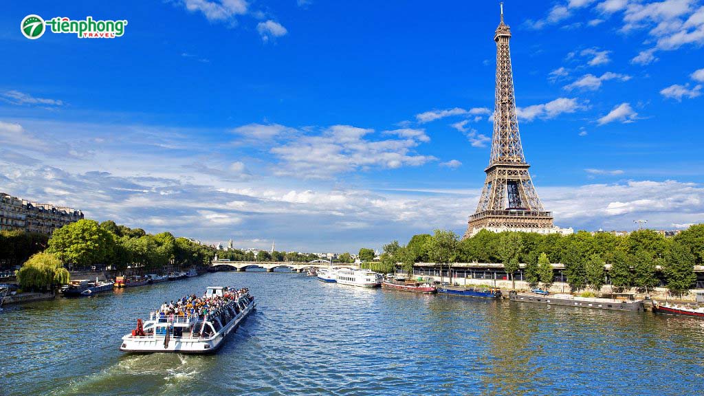 Du thuyền trên sông Seine 