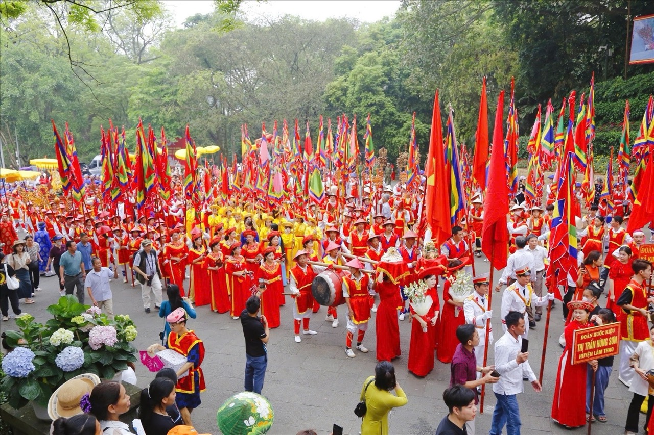 Dòng người hành hương về Đền Hùng trong mùa lễ hội tháng 4