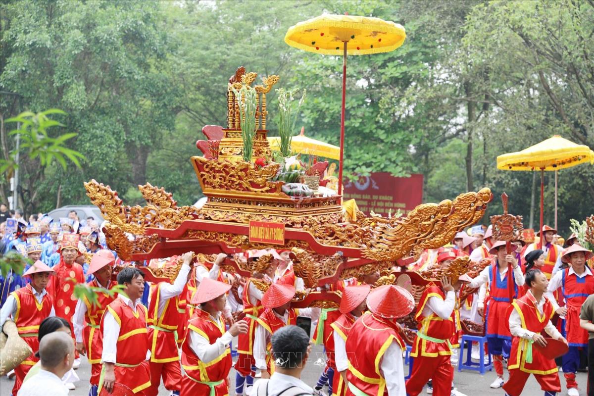 Nghi thức dâng hương Giỗ Tổ Hùng Vương tại Đền Thượng trên núi Nghĩa Lĩnh