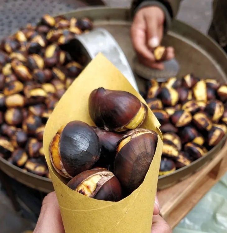 Hạt dẻ nướng thơm lừng phù hợp cho tiết trời Giáng Sinh