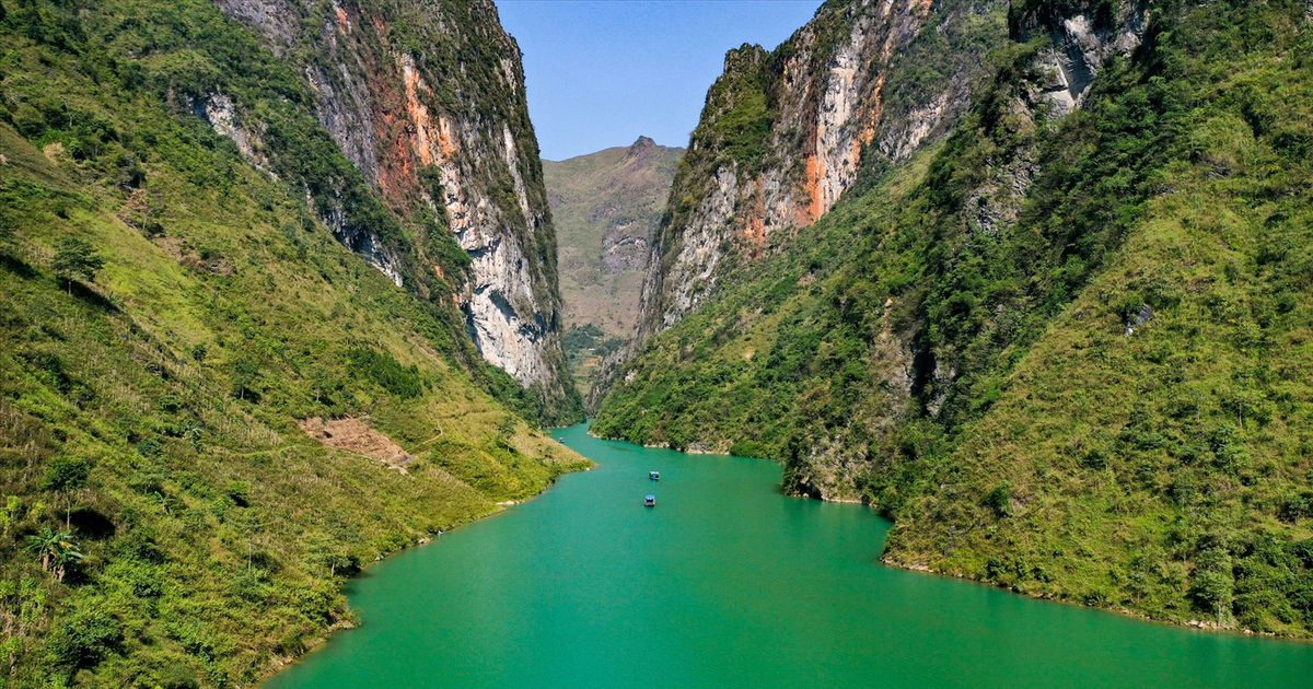 Vách đá sừng sững hai bên sông Nho Quế tại hẻm Tu Sản, Hà Giang • 