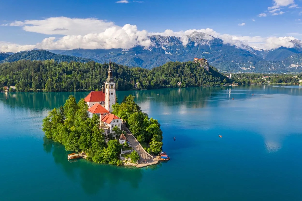 Vẻ đẹp như bước ra từ trong truyện cổ tích của hồ Bled