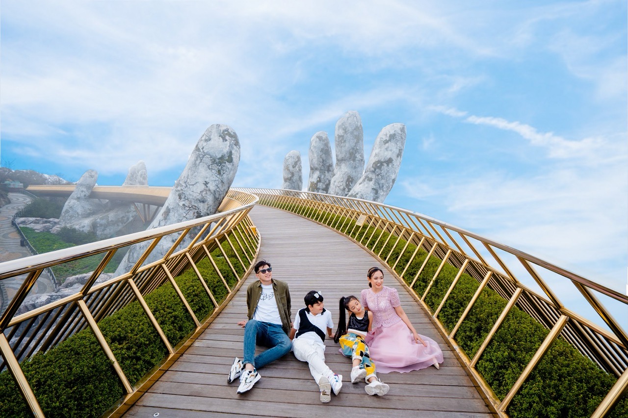 Du khách check-in Cầu Vàng