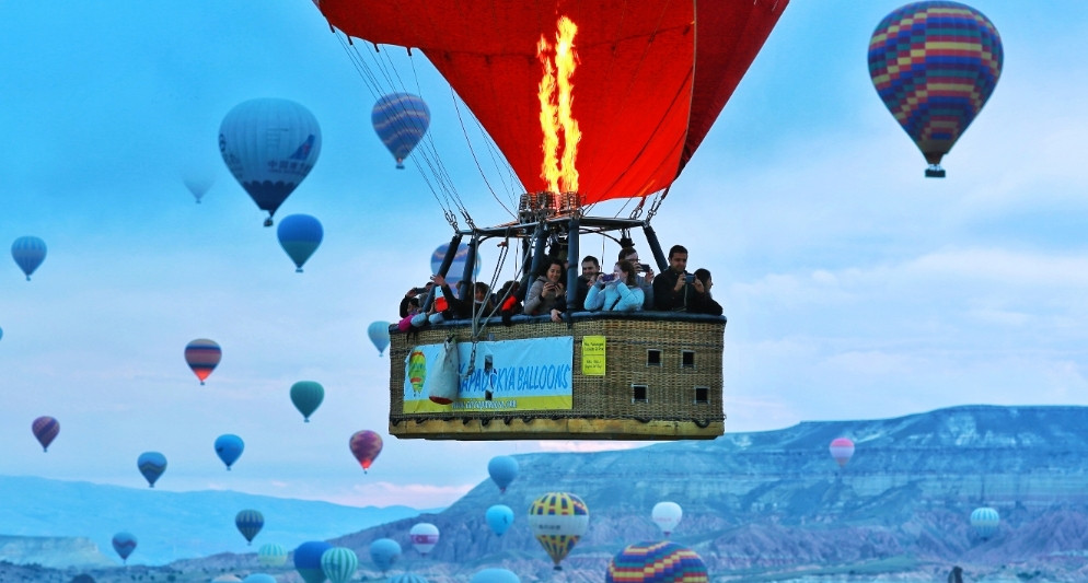Khinh khí cầu Cappadocia bay giữa bình minh Thổ Nhĩ Kỳ