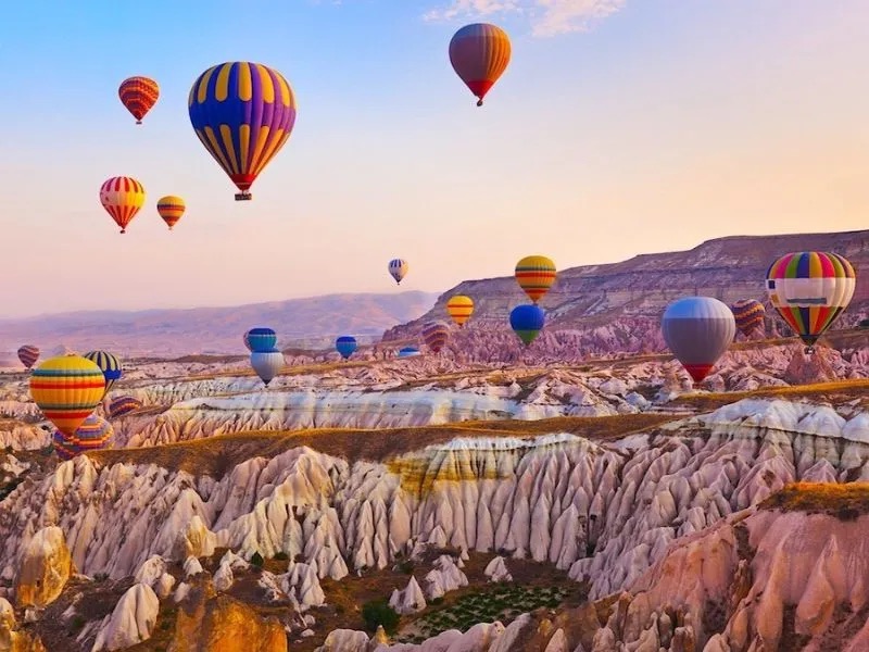 Thung lũng cổ tích Cappadocia với địa hình đá kỳ ảo