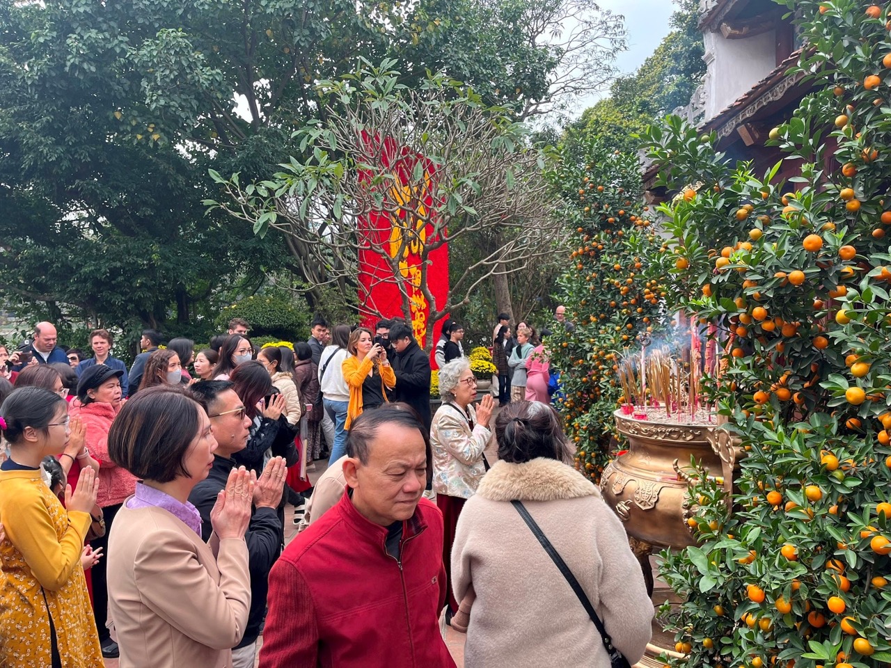 Du khách đi lễ chùa đầu năm cầu bình an