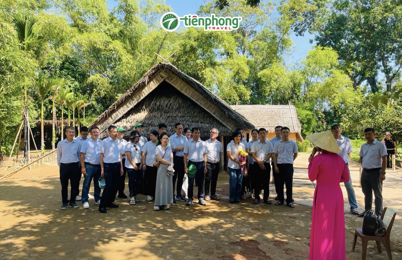 Cổng và lối vào Làng Sen quê Bác ở Kim Liên, Nghệ An với hàng cây xanh mát