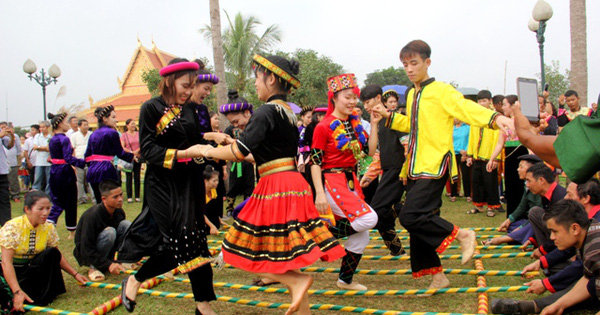 Đồng bào các dân tộc sinh hoạt và giao lưu văn hóa tại Làng