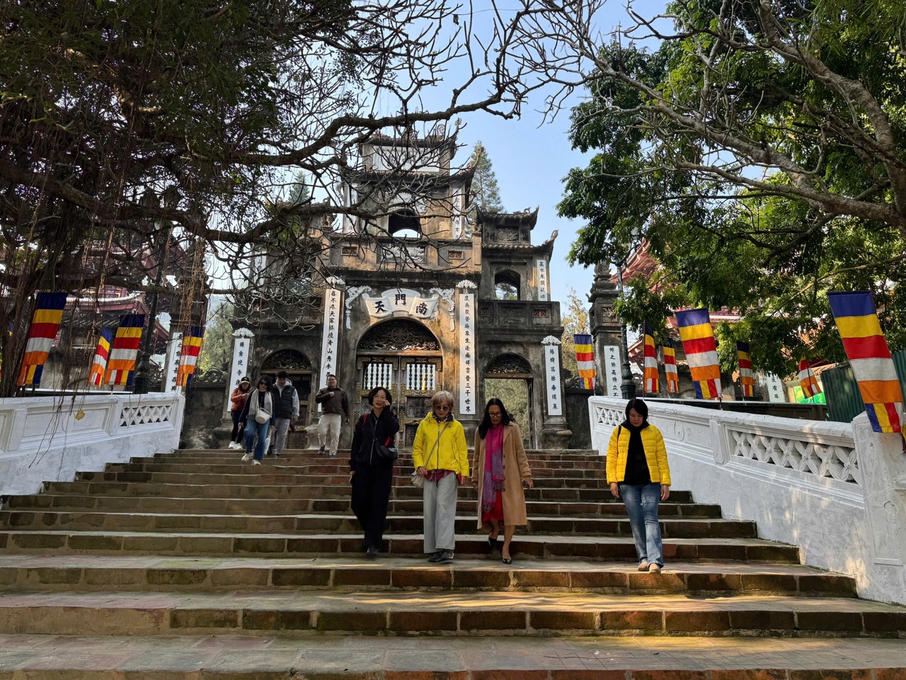 Khung cảnh thiêng liêng của chùa Hương