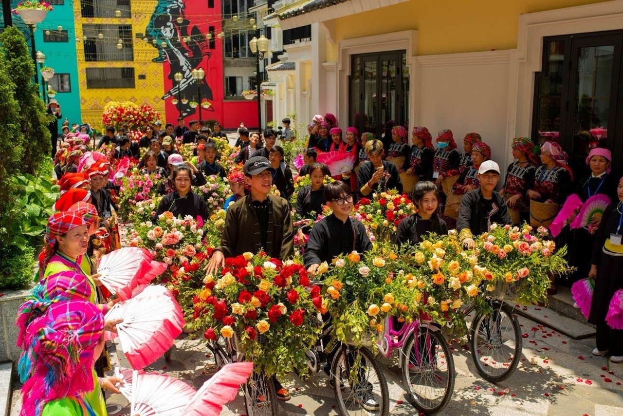 Đoàn xe hoa Carnival diễu hành tại Sa Pa