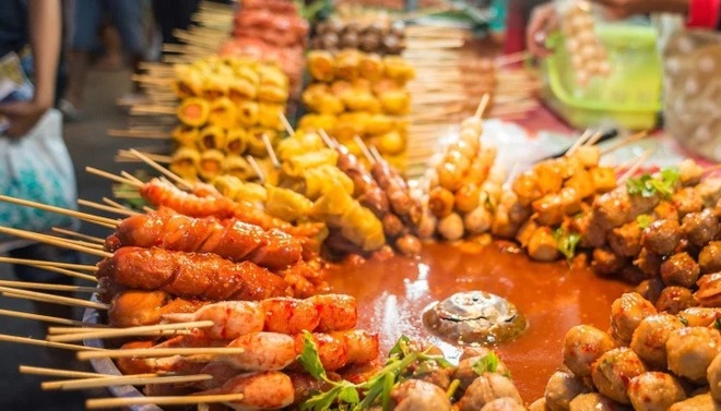 Thưởng thức những món ăn đường phố là trải nghiệm không thể thiếu