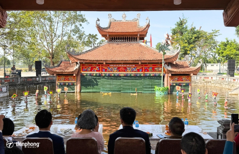 Du khách thưởng thức múa rối nước