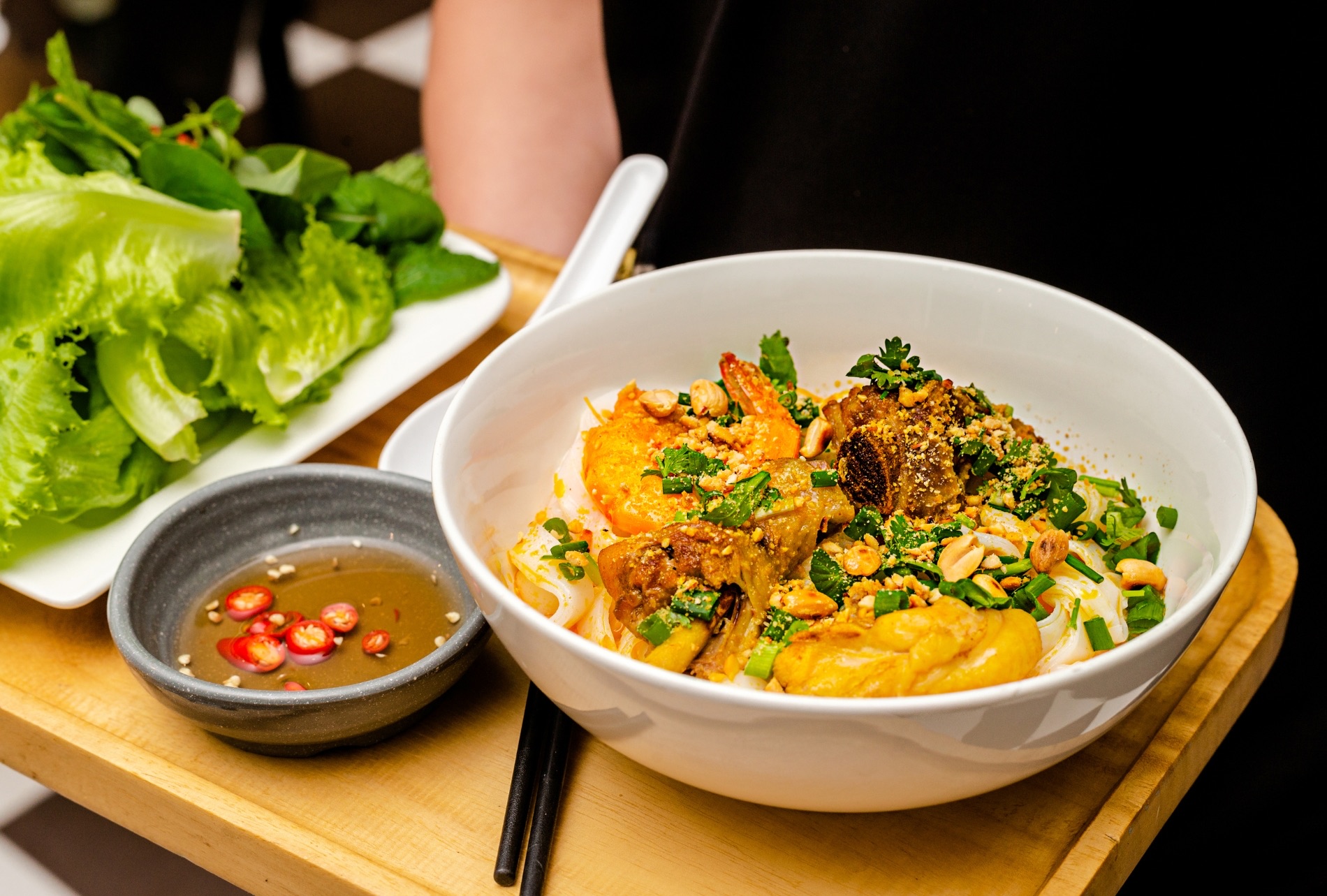 ô Mỳ Quảng đặc sản Đà Nẵng với tôm thịt và rau sống