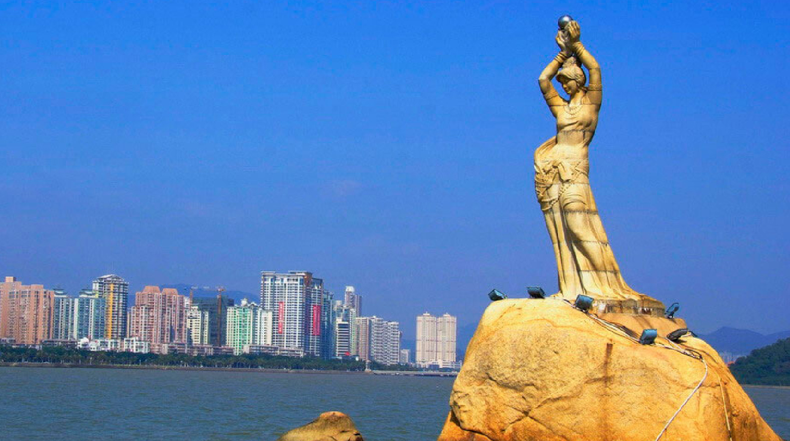 Tượng Mỹ Nhân Ngư thu hút du khách ở Chu Hải