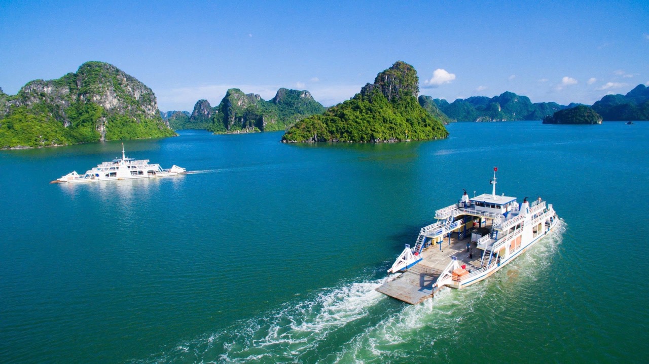 Phà Tuần Châu – Cát Bà băng qua vùng di sản Vịnh Hạ Long