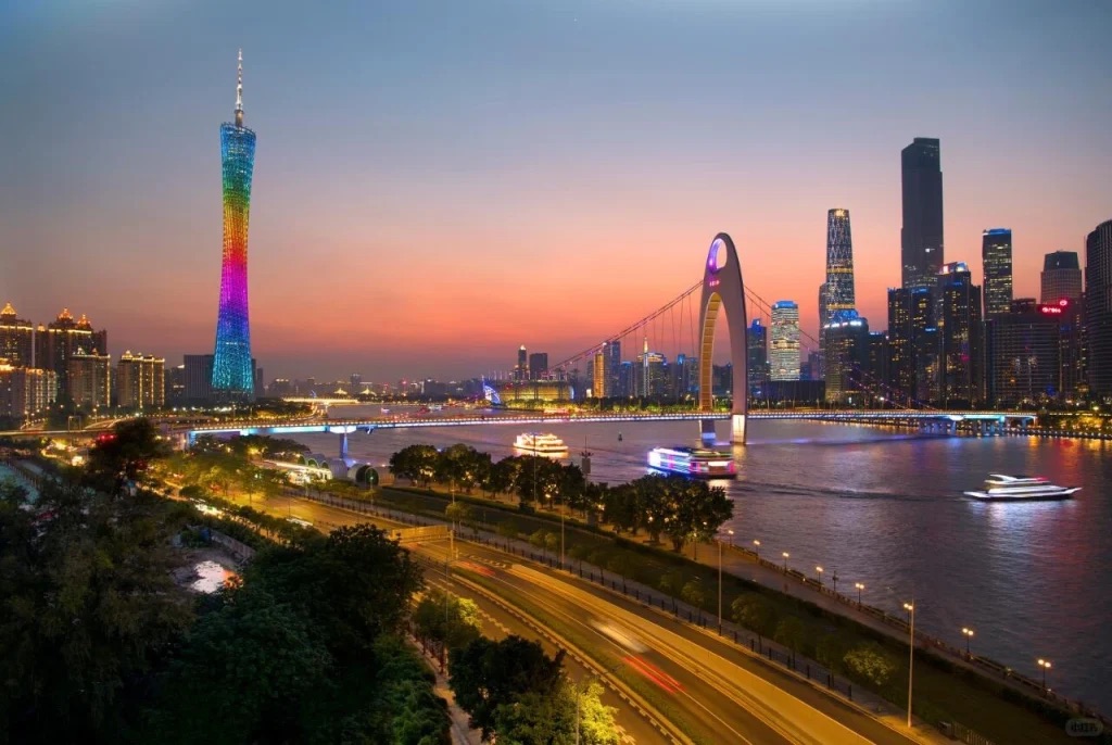 Quảng Châu về đêm với Canton Tower và sông Châu Giang