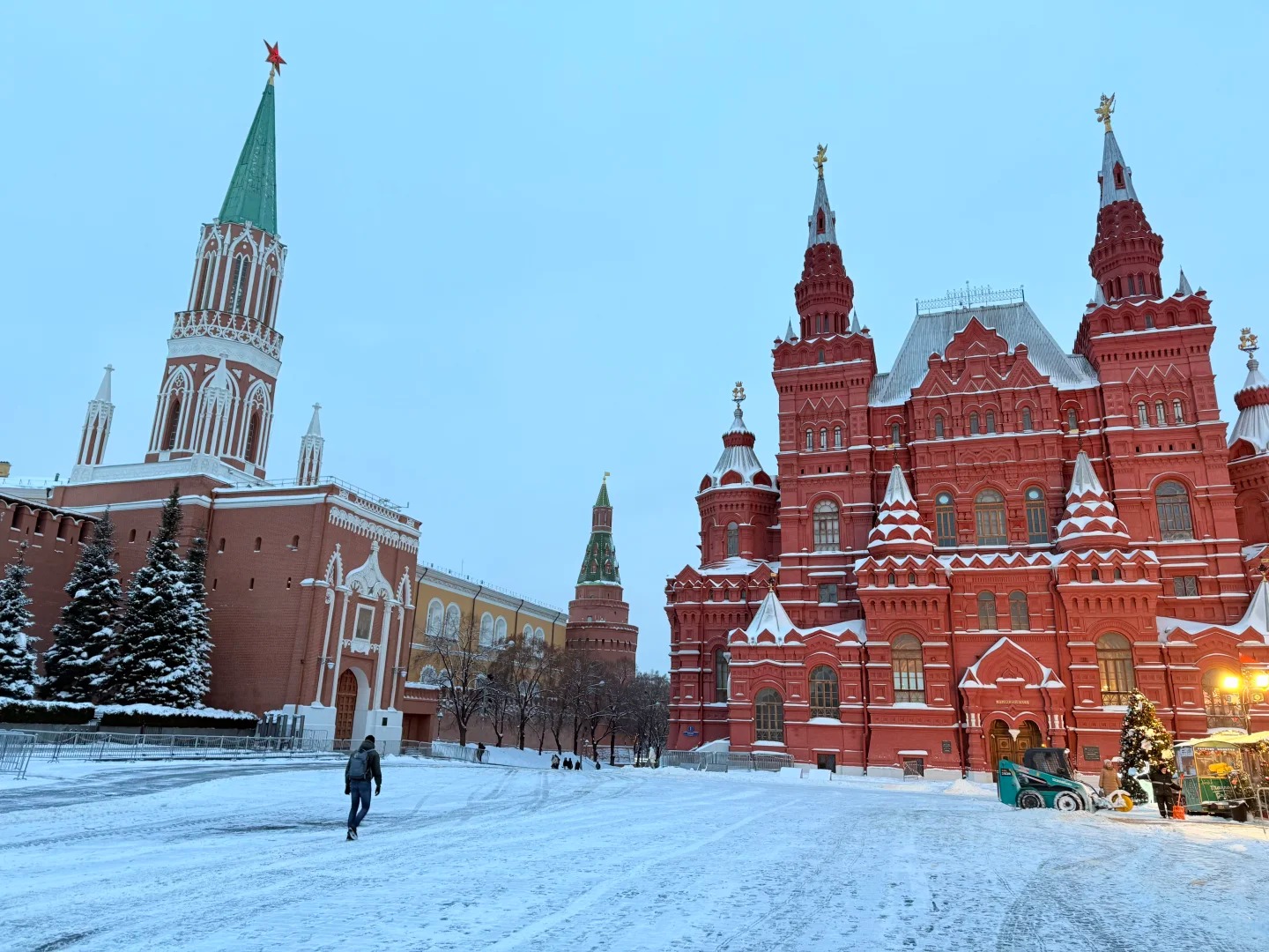 Quảng trường Đỏ Moscow phủ tuyết trắng vào mùa đông với đèn trang trí