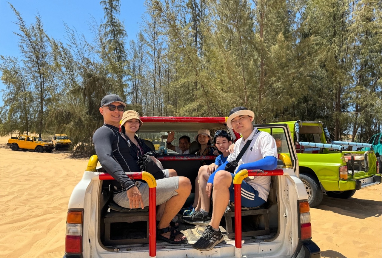 Du khách trải nghiệm tour xe Jeep