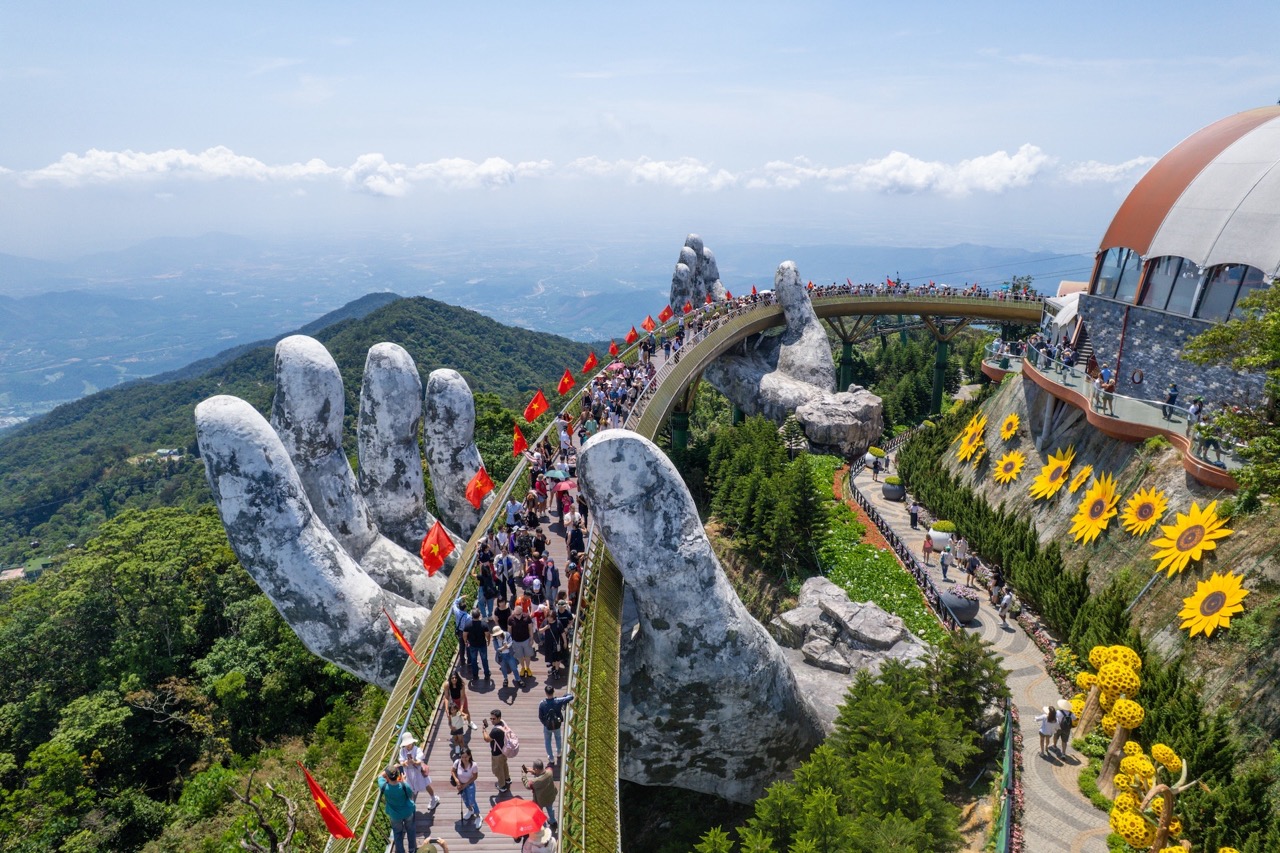 Cầu Vàng Đà Nẵng giữa mây núi Bà Nà Hills