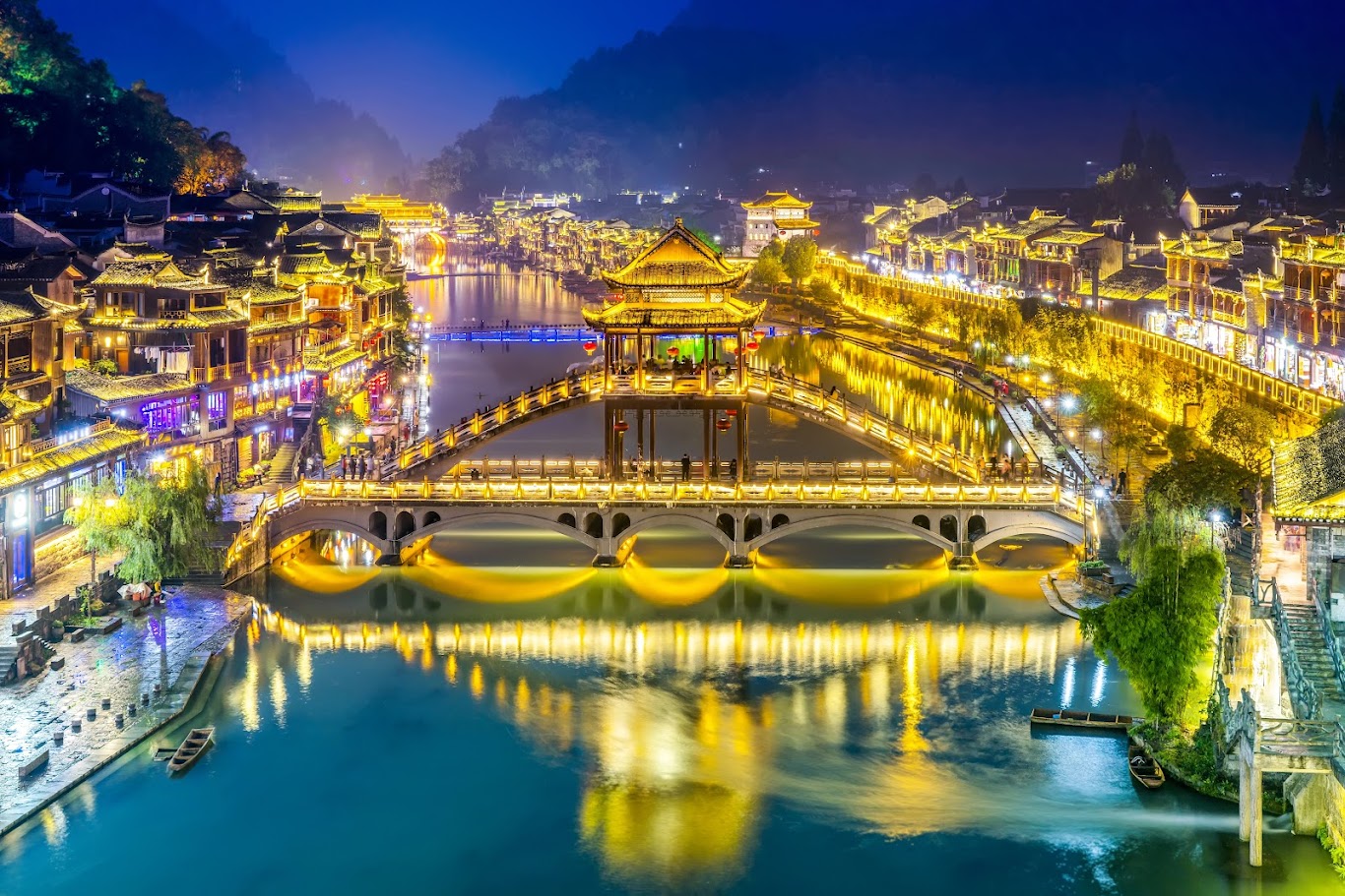 Phượng Hoàng cổ trấn về đêm